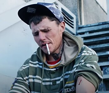 Амбулаторное лечение наркотической зависимости Наркоман с сигаретой во рту закрыл глаза