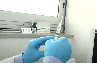 Проведение кодирования Вивитролом в Слюдянке Шприц с Вивитролом в руках у врача